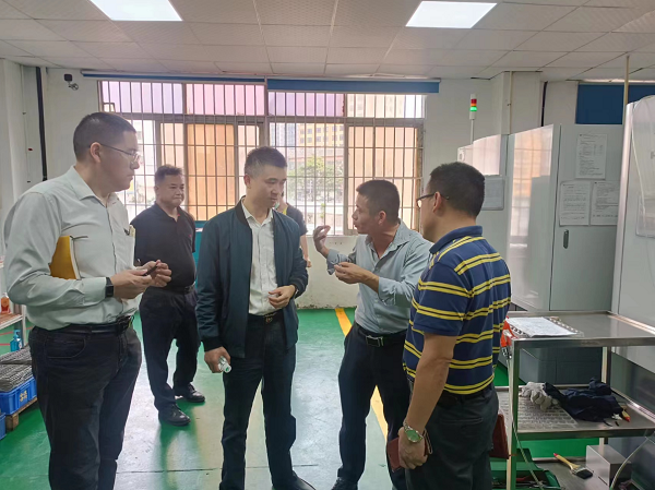 走訪車間，介紹公司經(jīng)營(yíng)情況
